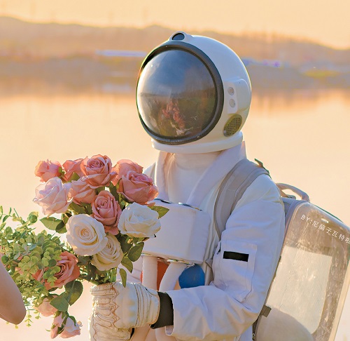 抖音同款宇航员情侣头像    最近在抖音上有一个宇航员的情侣头像很火